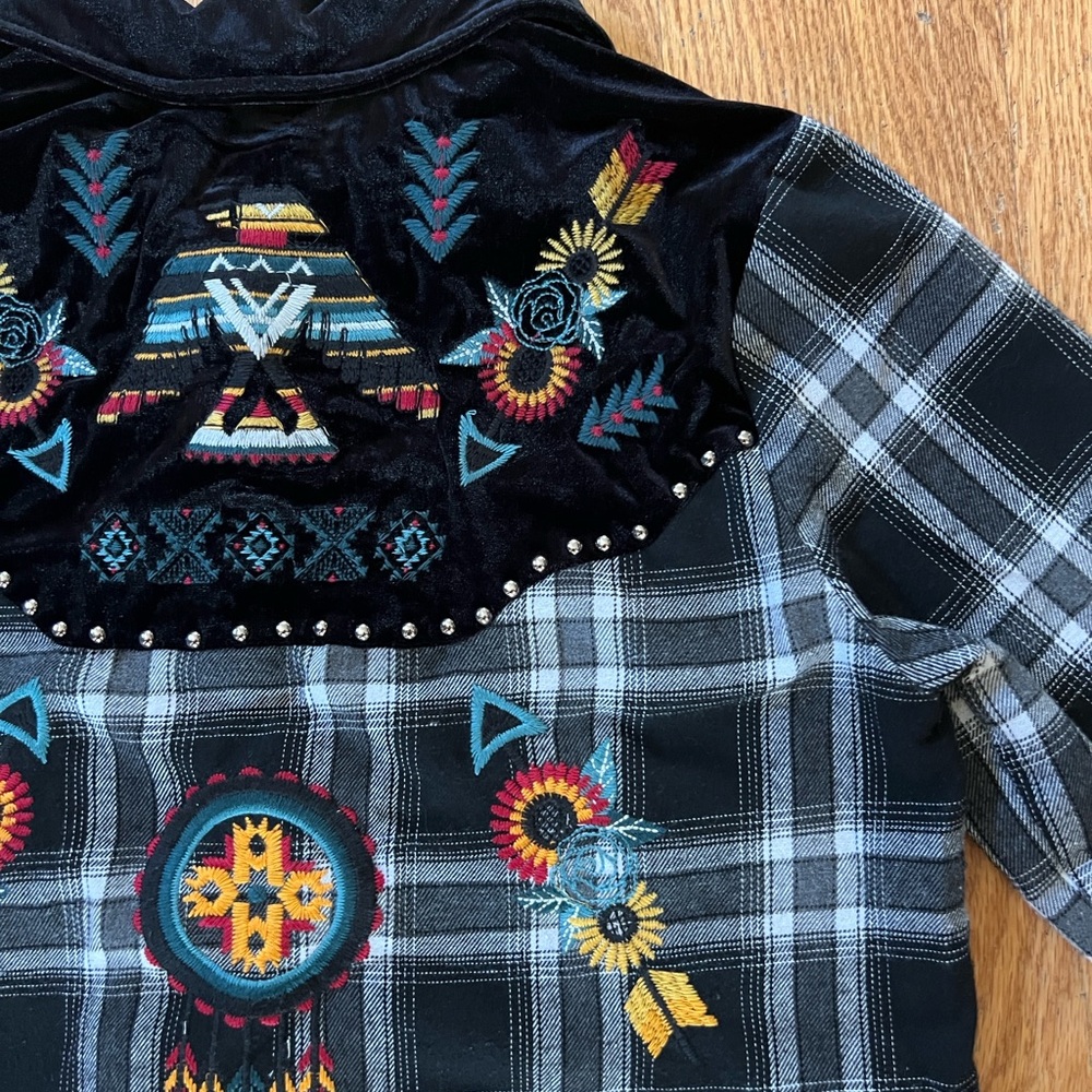 ANDREE BY UNIT Black & Gray Plaid Neck Trim Embroidered Southwestern Theme
